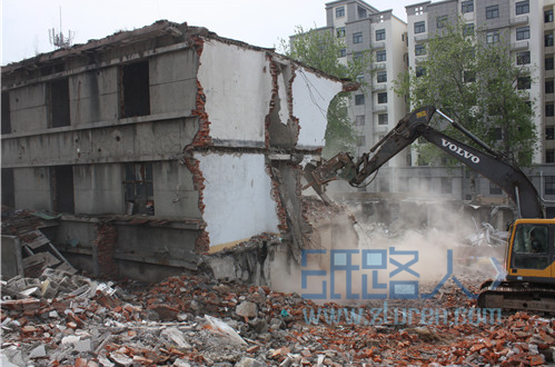 嚴厲打擊侵占國有資產(chǎn)和違法建設(shè)行為
